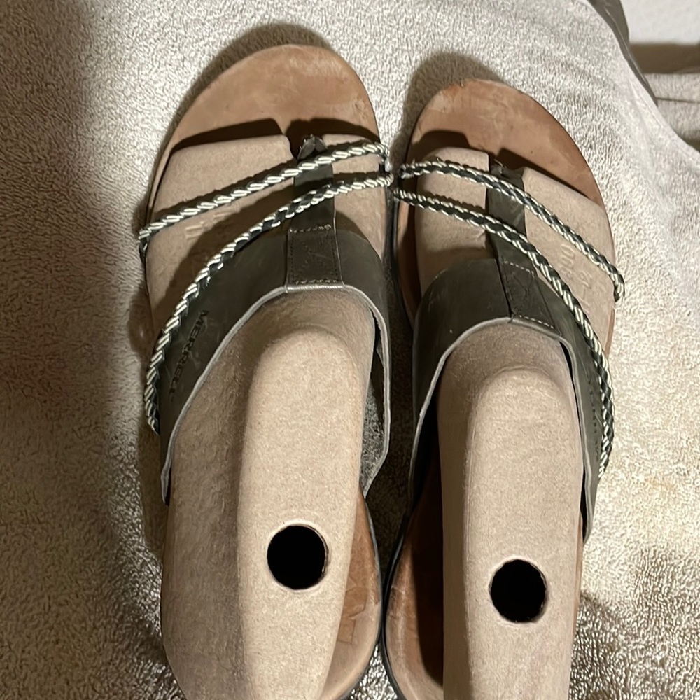 Merrell Women’s Sandals Olive Color- leather Upper with olive/tan braided Sz 11m